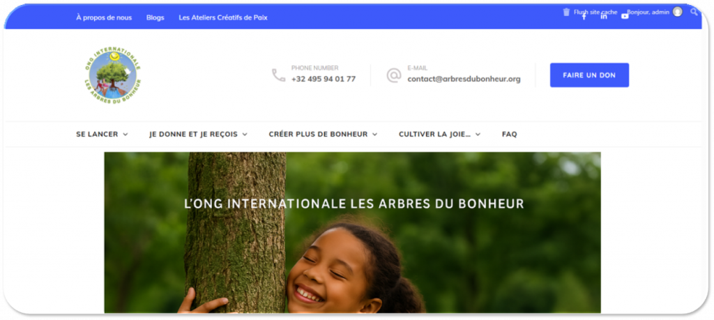 Petite fille souriante qui fait un câlin à un arbre - ONG Internationale Les Arbres du Bonheur - Unis pour des enfants heureux et une planète vivante