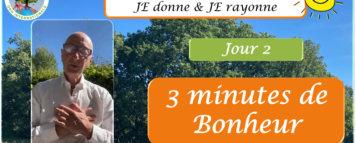 Homme les mains sur le cœur pratiquant le rituel 1-1-1 du Jour 2 - 3 minutes de Bonheur du programme international JE donne et JE rayonne des Arbres du Bonheur