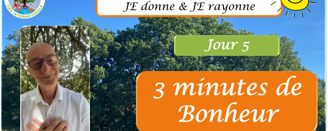 Homme les mains sur le cœur dans une prairie ensoleillée, miniature du Jour 5 du Programme International JE donne et JE rayonne, 3 minutes de Bonheur - Les Arbres du Bonheur ONG Internationale